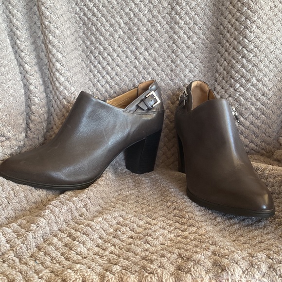 Clark’s women’s heeled ankle bootie. Never been worn. Size 10. - Picture 2 of 8